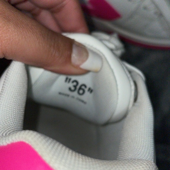 Authentic OFF White sneakers
Out of office 
Calf leather 
Pink - Picture 8 of 10